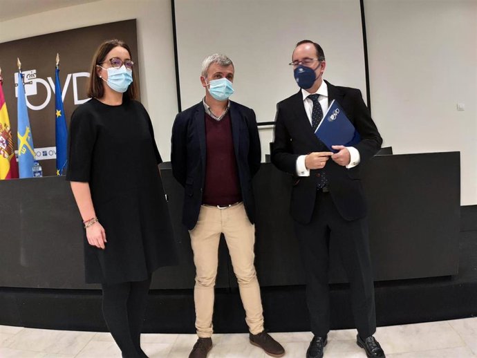 Los concejales de Oviedo Mario Arias y Covadonga Díaz, junto al director de Proyecto hombre Asturias, Julio César Jonte.