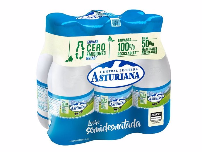 Central Lechera Asturiana refuerza su compromiso ambiental lanzando al mercado la primera botella cero emisiones netas certificada por AENOR.