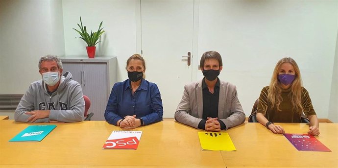 Representantes de todos los grupos municipales que conformarán el nuevo gobiernno de Badalona (Barcelona), PSC, comuns, ERC y Junts.