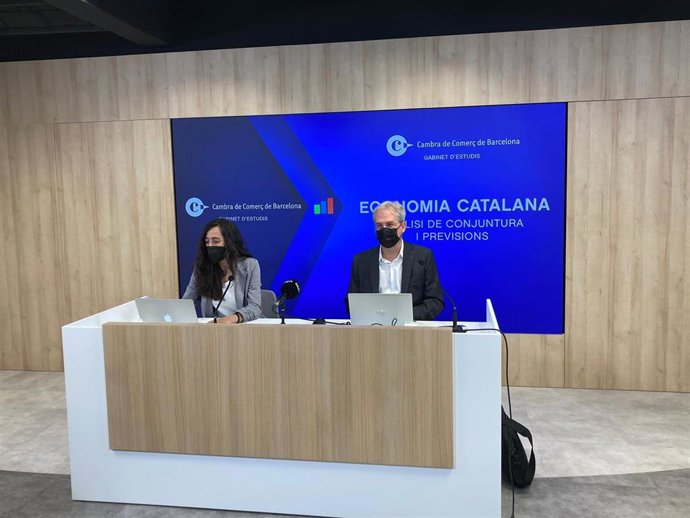 El director del gabinete de estudios económicos de la Cámara de Barcelona, Joan Ramon Rovira, junto con su presidenta, Mnica Roca, en la presentación del informe de coyuntura del tercer trimestre de 2021