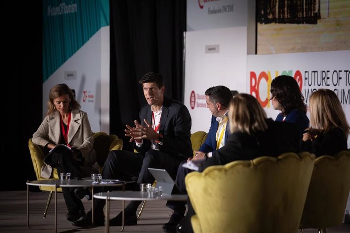 La presidenta del Área de Desarrollo Económico, Turismo y Comercio de la Diputación de Barcelona, Eva Menor (2d); el director general de relaciones institucionales de la UCAM, José Luis Mendoza (3i); el CEO de Sommet Education, Benoit-Etienne Domenget (