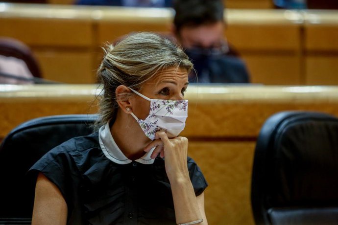 La vicepresidenta segunda y ministra de Trabajo y Economía Social, Yolanda Díaz, durante una sesión de control al Gobierno en el Senado, a 19 de octubre de 2021, en Madrid (España). El Partido Popular quiere que el Senado apruebe una declaración institu