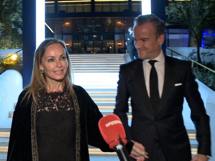 Sharon Corr, muy cómplice con un atractivo acompañantee