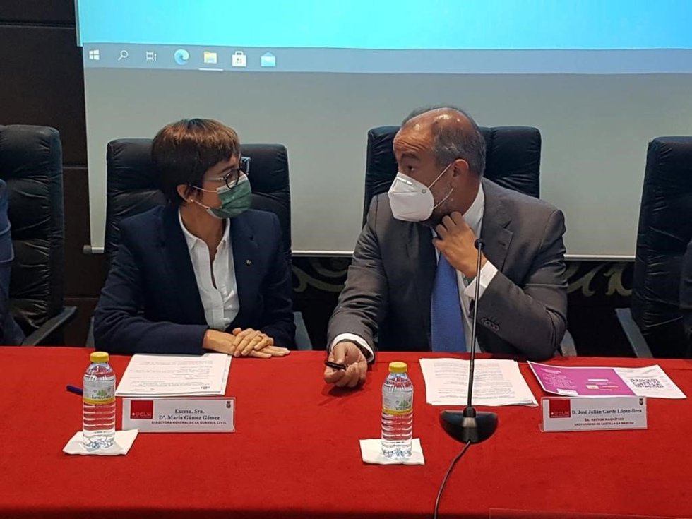 La directora de la Guardia Civil, María Gámez, junto al el rector de la UCLM, Julián Garde.