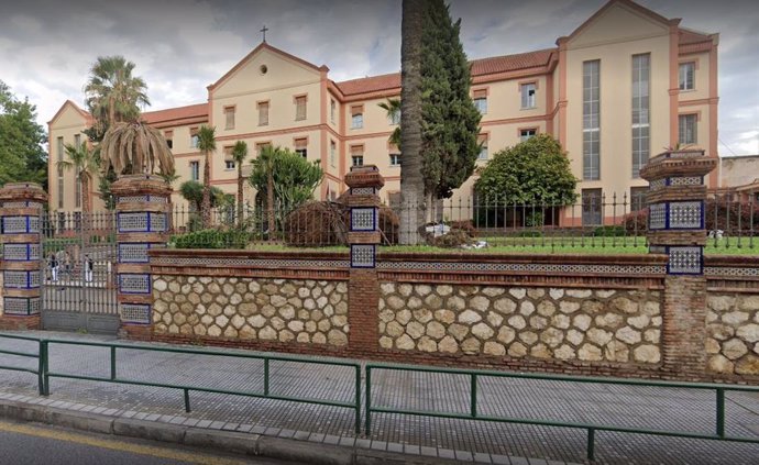 Fachada del colegio San Estanislao de Kotska de la barriada de El Palo (Málaga)