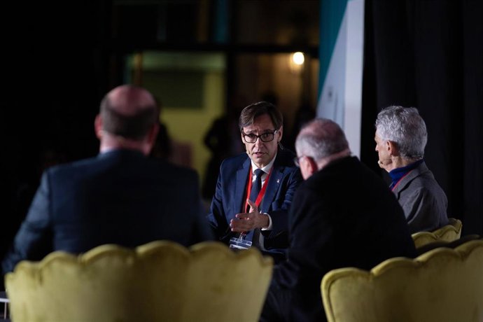 El líder del PSC en el Parlament, Salvador Illa, el presidente de la Cámara de Comercio de España, José Luis Bonet, y el psiquiatra Luis Rojas