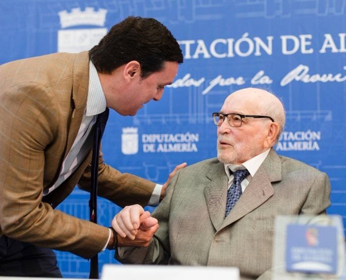 El presidente de la Diputación, Javier Aureliano García, con Julio Visconti en un reciente homenaje