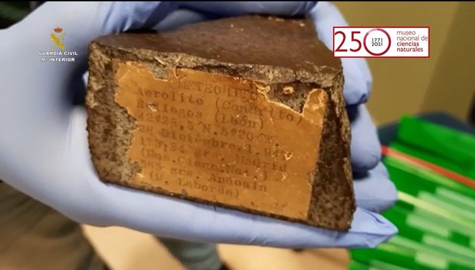 Guardia Civil entrega al Museo Nacional de Ciencias Naturales un trozo recuperado del meteorito que cayó en León en 1947