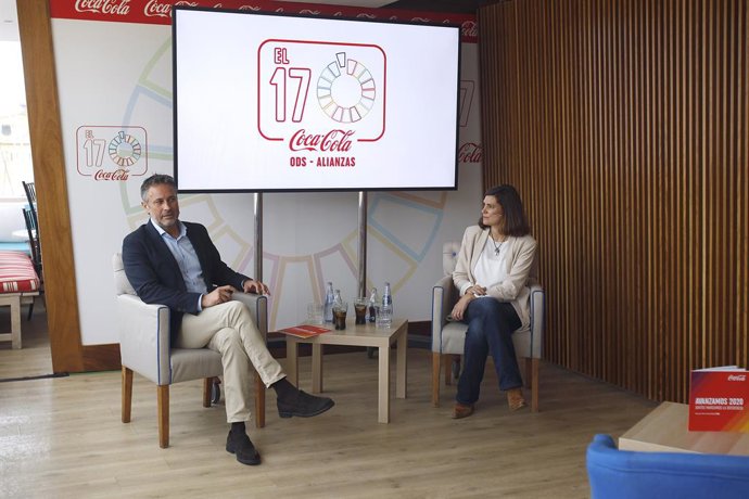 El director de marketing de Coca-Cola Baleares, Gabriel Mulet (i), y la responsable de Proyectos de Sostenibilidad en Coca-Cola Europacific Partners Iberia, Beatriz Arribas (d), en la presentación de 'El 17', informe de sostenibilidad de Coca-Cola Europ