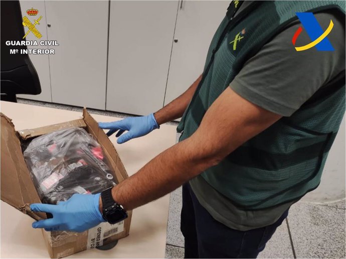 La Guardia Civil halla 5,2 kilos de cocaína negra oculta en paquetes de café procedentes de Colombia en el Aeropuerto Alicante-Elche