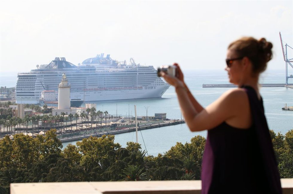 Varios turistas pasean por la calles de Málaga, después de que haya atracado un crucero con más de seis mil cruceristas durante el puente de la Hispanidad a 12 de octubre de 2021 en Málaga (Andalucía).