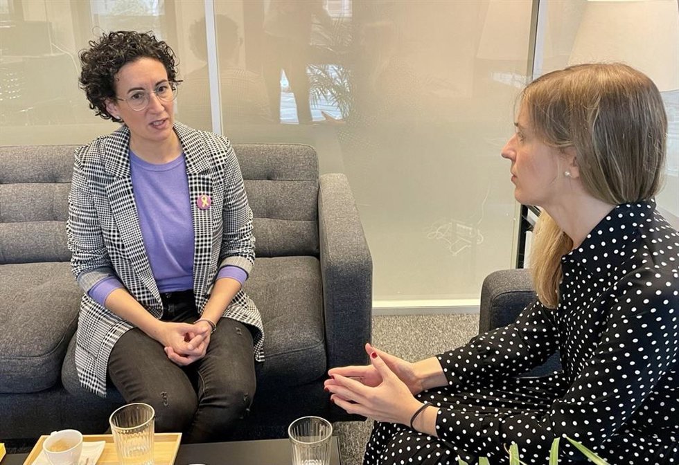 La secretaria general de ERC, Marta Rovira, y la consellera de Acción Exterior de la Generalitat, Victria Alsina, en una reunión en Suiza.