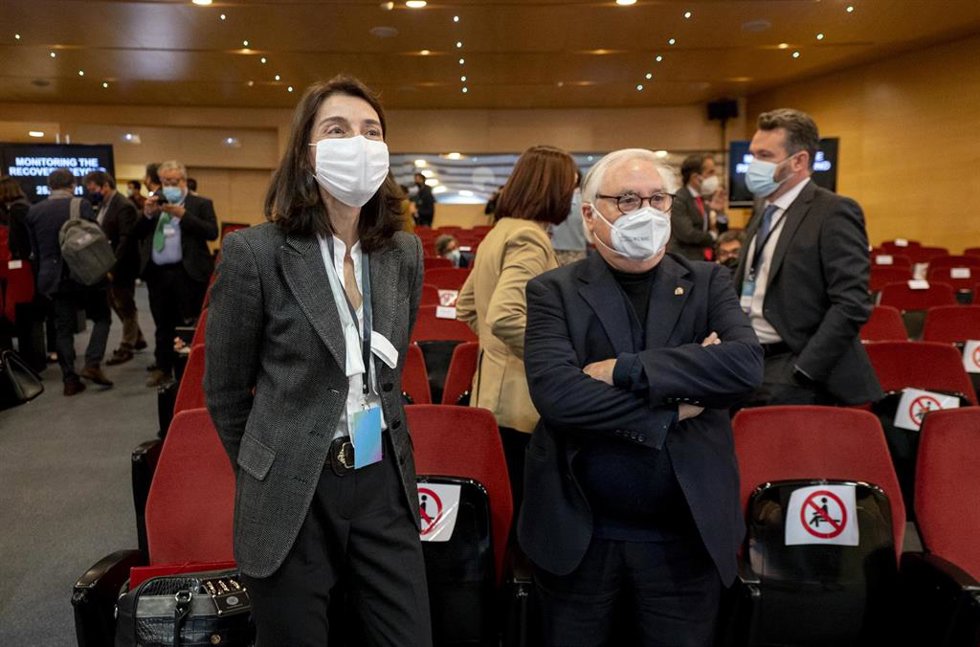La ministra de Justicia, Pilar Llop y el ministro de Universidades Manuel Castells, a su llegada al seminario 'Monitoring the recovery: beyond GDP', en el Ministerio de Asuntos Económicos y Transformación Digital, a 25 de octubre de 2021, en Madrid