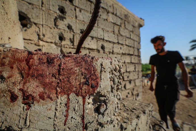 Archivo - Manchas de sangre tras el impacto contra una vivienda de dos proyectiles disparados contra el aeropuerto de la capital de Irak, Bagdad