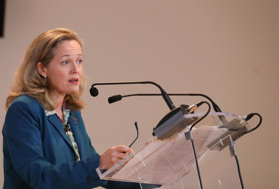 La vicepresidenta primera y ministra de Asuntos Económicos y Transformación Digital, Nadia Calviño, clausura la XVIII Jornada Nacional de Periodismo, en la sede de la Fundación Carlos de Amberes, a 26 de octubre de 2021, en Madrid (España). Esta jornada