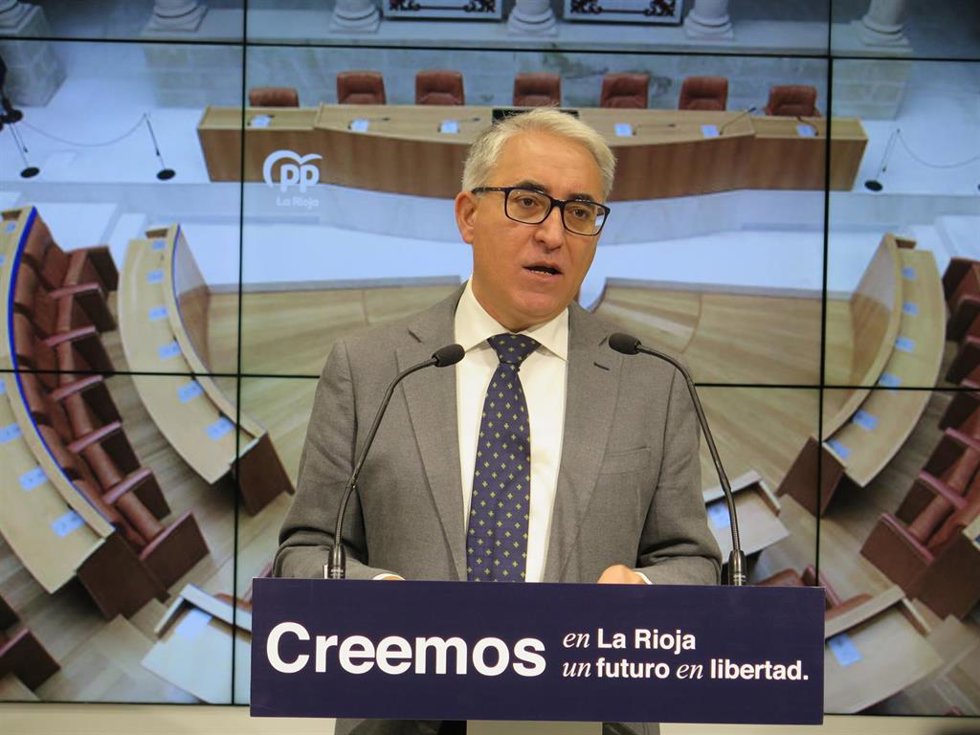 El portavoz del Grupo Parlamentario Popular, Jesús Ángel Garrido, en comparecencia de prensa