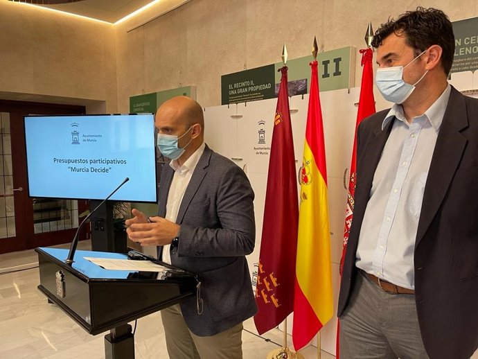 El concejal de Gestión Económica y Seguridad Ciudadana, Enrique Lorca, acompañado por el portavoz del Grupo Municipal Podemos, Ginés Ruiz Maciá