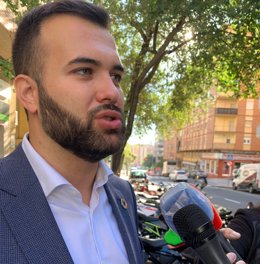 El alcalde de Cáceres, Luis Salaya, atiende a los medios tras visitar el Horno 'La tradición', que ha ganado la Miga de Oro de Extremadura 2020-21