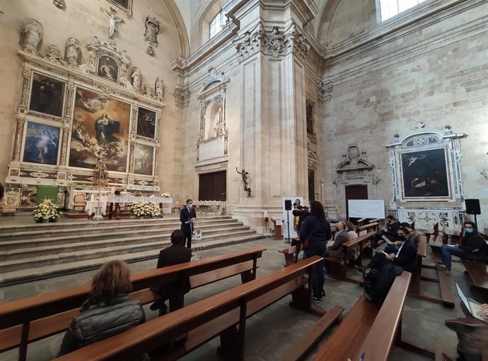 El alcalde de Salamanca, Carlos García Carbayo, presenta el programa 'Las Llaves de la Ciudad' en la iglesia de La Purísima
