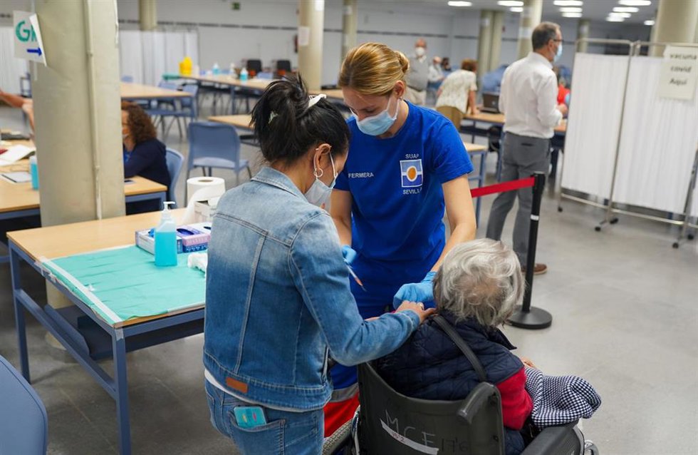 Una `persona se vacuna con la tercera dosis Covid y la vacuna de la gripe a 18 de octubre del 2021 en Sevilla (Andalucía). La Consejería de Salud y Familias de la Junta de Andalucía ha comenzado este lunes, la administración de la tercera dosis de la va