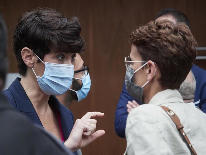 Archivo - La consejera de Economía y Hacienda, Elma Saiz (i); y la presidenta del Gobierno de Navarra, María Chivite (d), hablan momentos antes del inicio de una sesión plenaria en el Parlamento de Navarra, en Pamplona, Navarra (España) a 4 de junio de 