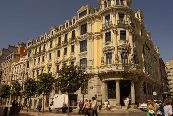Archivo - Sede del BBVA en Oviedo (Asturias)