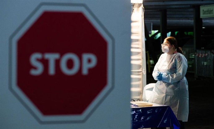 Archivo - Personal sanitario prepara pruebas de detección del coronavirus.