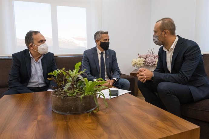 El vicepresidente y consejero de Universidades, Igualdad, Cultura y Deporte, Pablo Zuloaga, se reúne con el alcalde de Torrelavega, Javier López Estrada, y con el primer teniente de alcalde, José Manuel Cruz Viadero