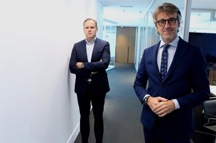 El consejero de Economía, Hacienda y Administración Digital, Luis Alberto Marín, con el vicepresidente del Observatorio sobre la Realidad Financiera y economista jefe de la consultora especializada en gestión patrimonial Tressis, Daniel Lacalle