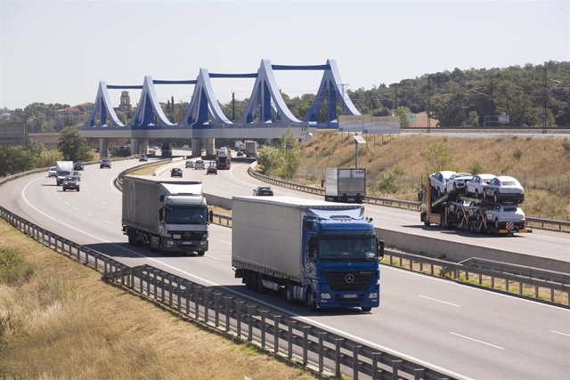 Imagen de recurso de camiones por las carreteras catalanas