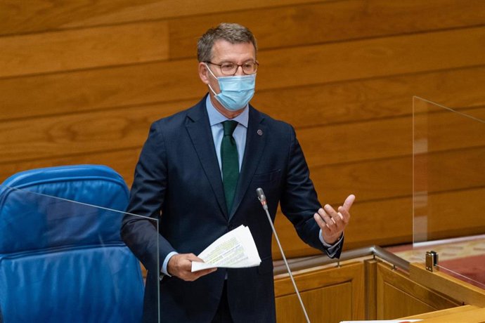 Archivo - El presidente de la Xunta, Alberto Núñez Feijóo, en la sesión de control del Parlamento de Galicia