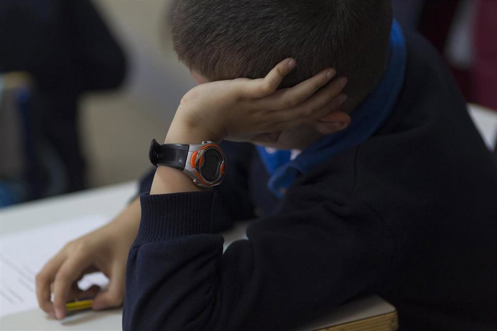 Archivo - Un niño en clase.