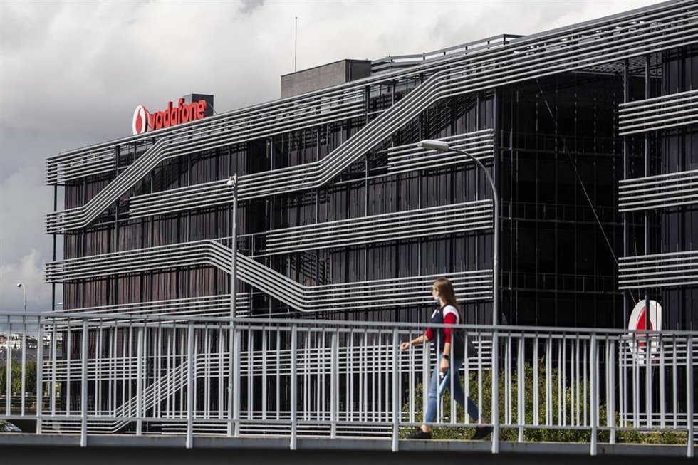 Archivo - Una persona camina al lado de la sede de Vodafone en Madrid el día en el que la compañía de telefonía ha anunciado un ERE para 515 empleados, a 15 de septiembre de 2021, en Madrid (España).