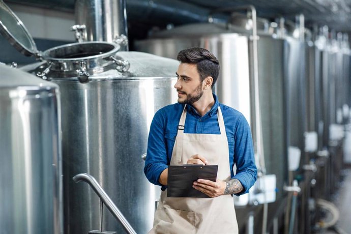 Archivo - Un empleado de una fábrica