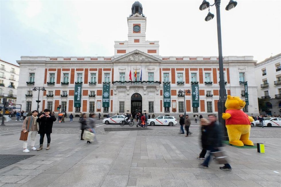 Archivo - Fachada de la Casa de Correos (actual sede del Gobierno de la Comunidad de Madrid) en la que se encuentra el Reloj de la Puerta del Sol o Reloj de Gobernación que todos los años da las campanadas de las tradicionales uvas de Nochevieja durante