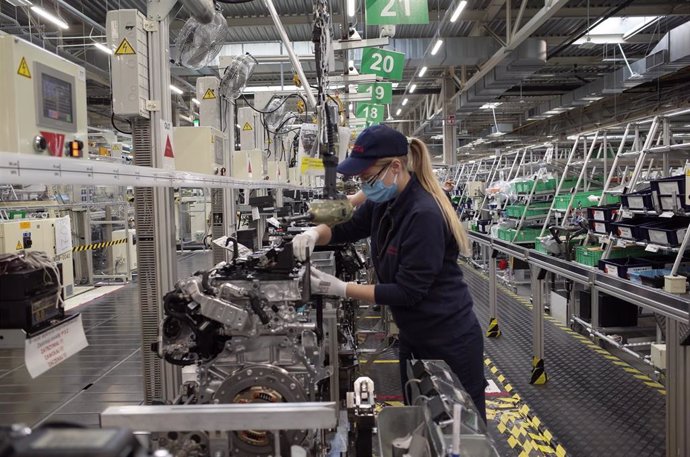 Archivo - Imagen de un trabajador en una fábrica de motores.