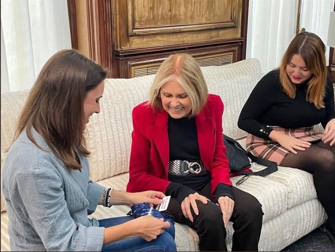 La ministra de Igualdad, Irene Montero, en un encuentro con la feminista y escritora Gloria Steinem.
