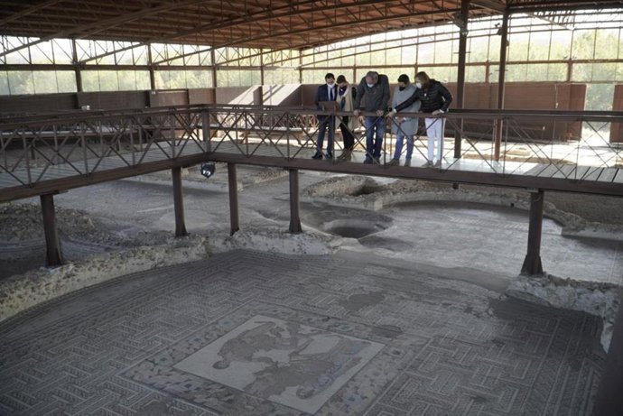 La consejera de Educación, Cultura y Deportes, Rosa Ana Rodríguez, en su visita a Carranque.