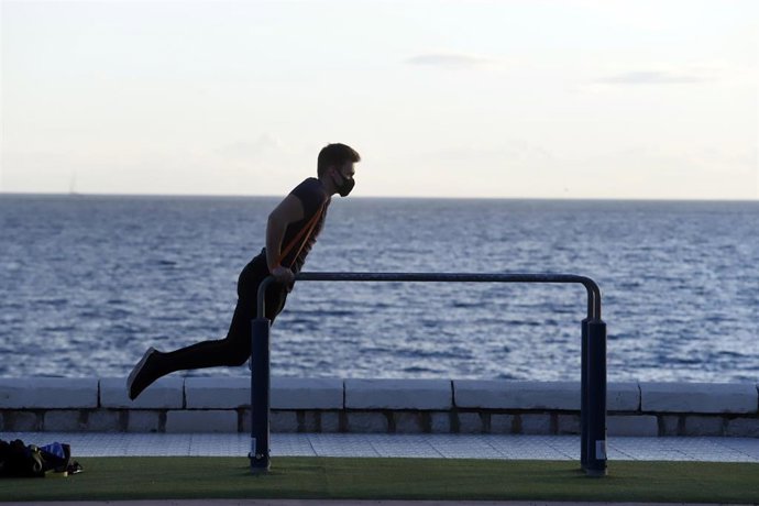 Archivo - Un grupo de personas practican deportes al aire libre con mascarillas tras la entrada en vigor de su obligatoriedad el pasado viernes. Málaga a 26 de octubre 2020