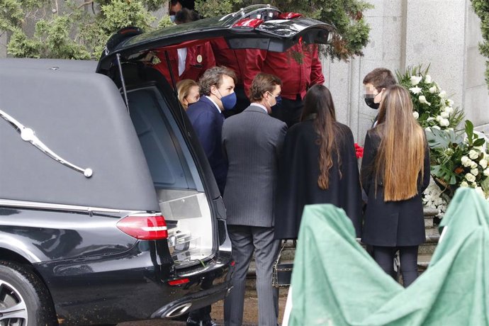 Archivo - Familiares y amigos de un difunto en el cementerio, en Madrid (España).
