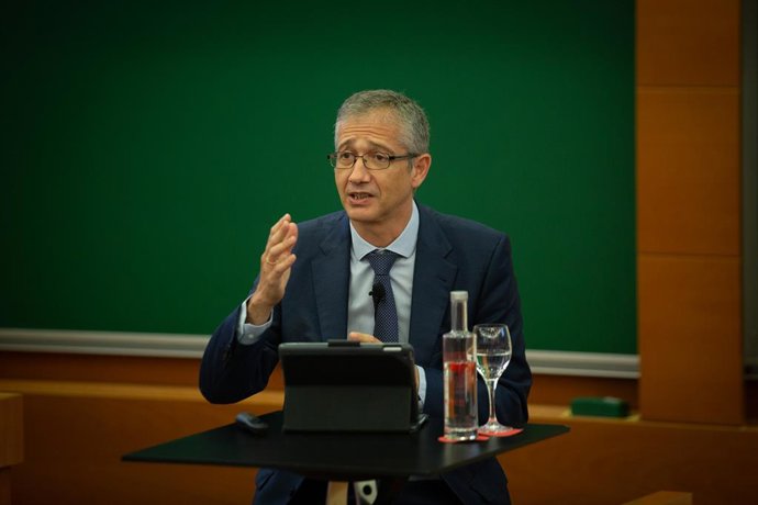 Archivo - El gobernador del Banco de España, Pablo Hernández de Cos, ofrece una conferencia online sobre política monetaria en el campus de Barcelona de IESE Business School, a 17 de septiembre de 2021, en Barcelona, Catalunya, (España).