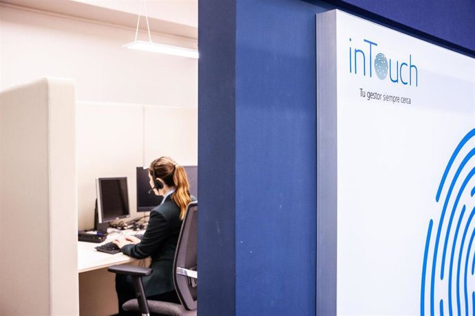 Archivo - CaixaBank incorporará 900 nuevos gestores al servicio inTouch para asesorar telemáticamente