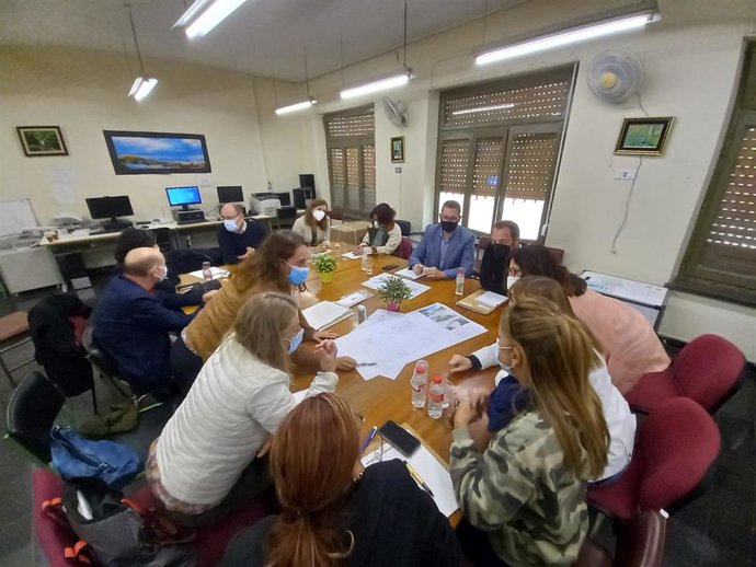 Reunión de Víctor Garcia con Luisa Notario y la comunidad educativa del CEIP