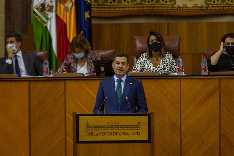 El presidente de la Junta, Juanma Moreno, durante la intervención en la primera sesión del Debate sobre el Estado de la Comunidad a 27 de octubre del 2020, El Pleno del Parlamento andaluz acogerá este miércoles y jueves el Debate sobre el estado de la C