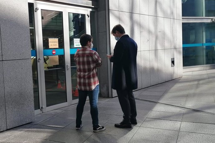 El acusado, de camisa de cuadros, a la salida del juzgado.