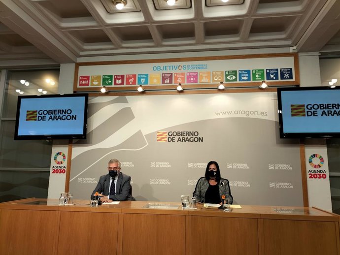 El El consejero de Agricultura, Ganadería y Medio Ambiente, Joaquín Olona, y la directora general de Innovación y Promoción Agroalimentaria, Carmen Urbano.