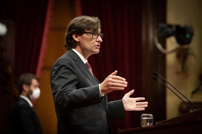 El líder del PSC, Salvador Illa,en el pleno del Parlament. 