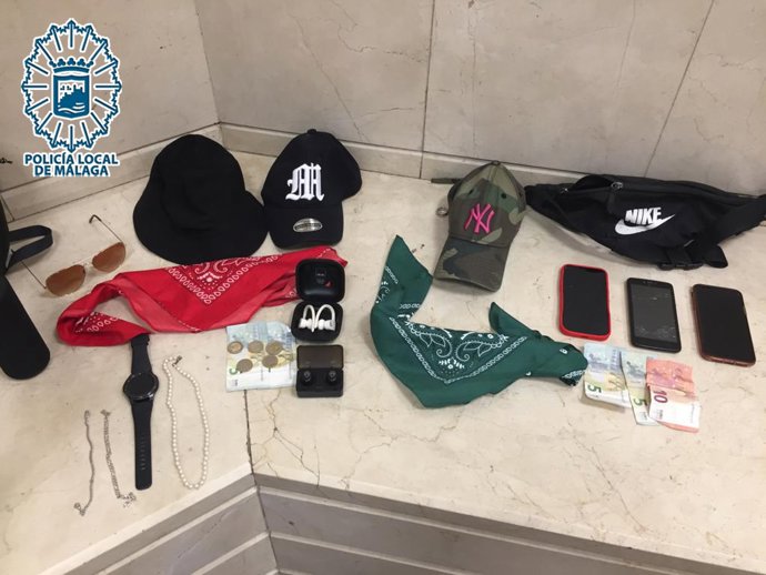 Objetos intervenidos a los individuos  por la Policía Local de Málaga.