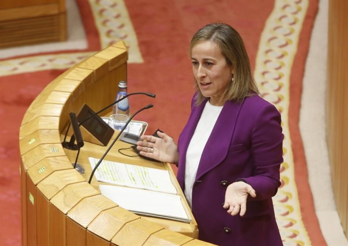 La conselleira de Infraestruturas e Mobilidade, Ethel Vázquez, en el pleno de la Cámara gallega