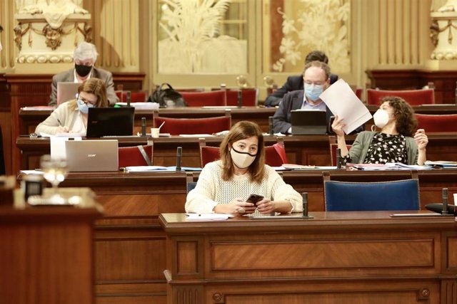 Archivo - La presidenta del Govern, Francina Armengol, en el Parlament. 